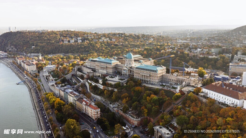 河畔小镇秋景俯瞰