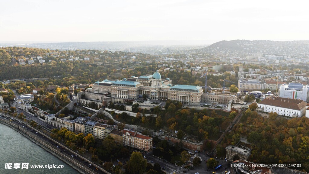 城市河畔全景俯瞰
