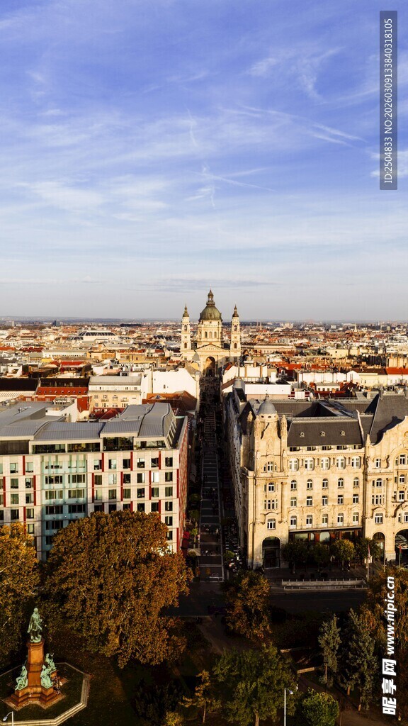 城市天际线 建筑与蓝天