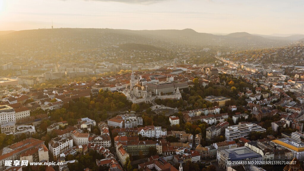 日落时分的城市俯瞰景观