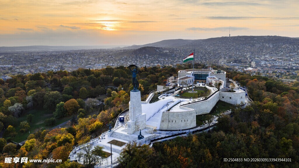 日落时分的山顶独特建筑