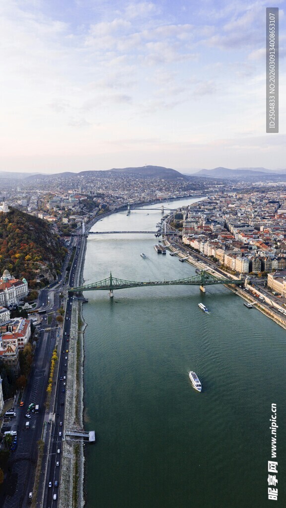 多瑙河上桥梁城市风光