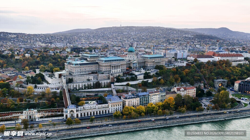河畔城市风光俯瞰图