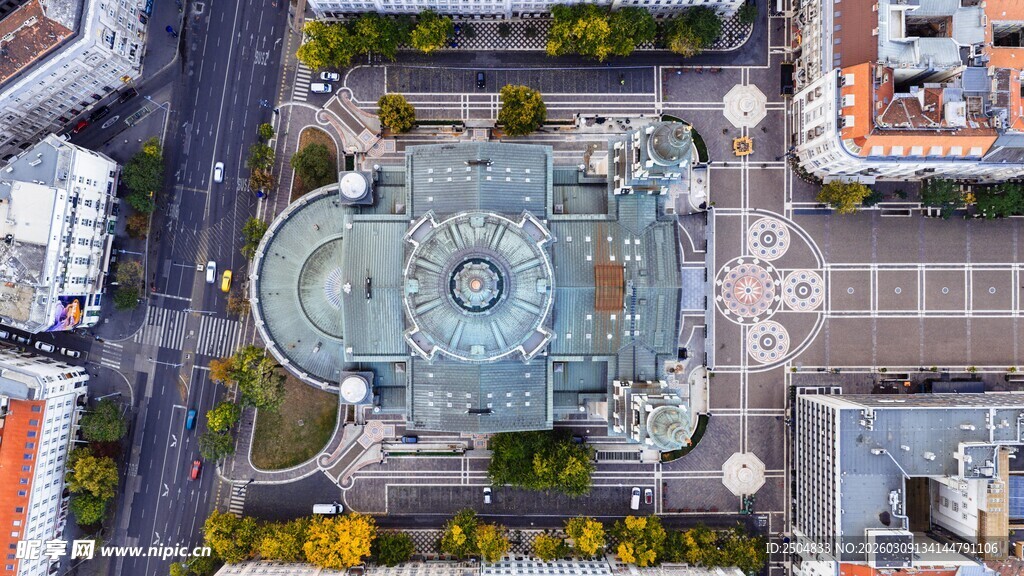 城市中圆形建筑俯瞰景观