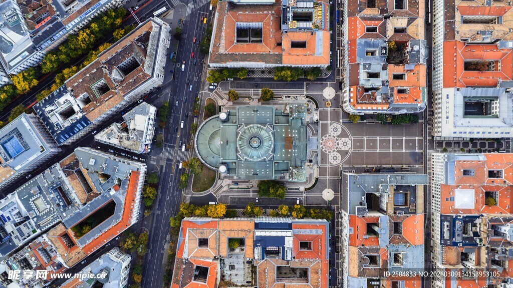 俯瞰多彩屋顶建筑群