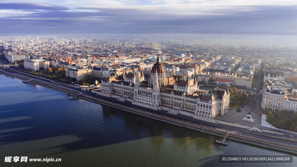 城市河畔全景风光