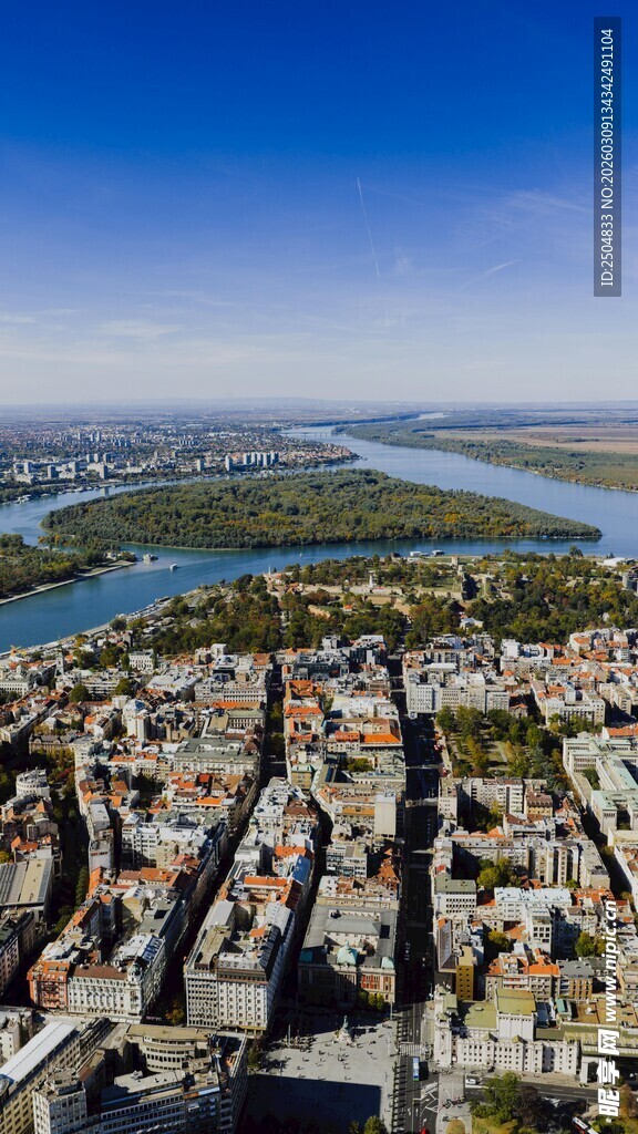 城市河畔全景俯瞰