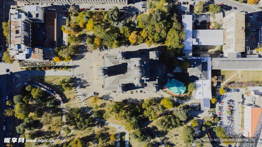 俯瞰城市中的绿意空间