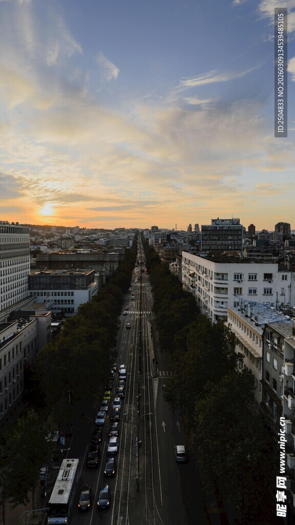 城市黄昏街道全景