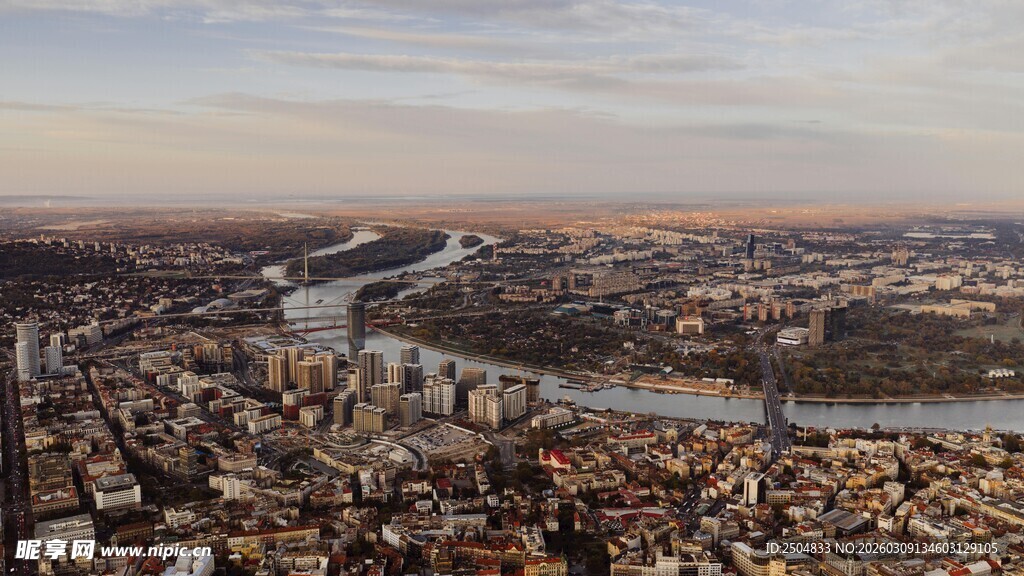 城市鸟瞰 河流穿城景象