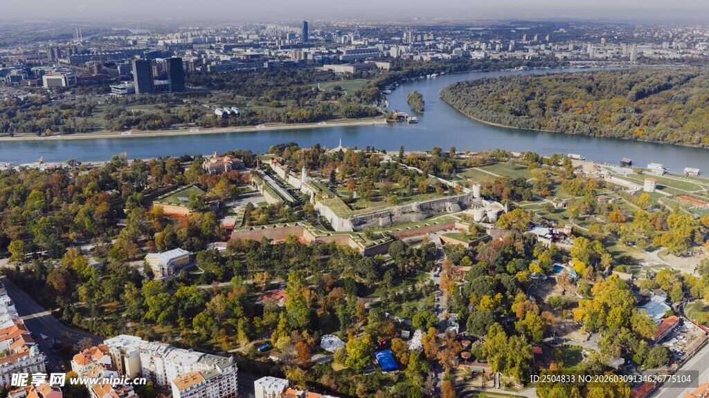 城市河畔秋景俯瞰