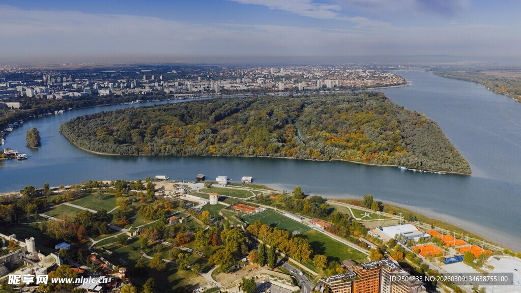 俯瞰河畔风光美景