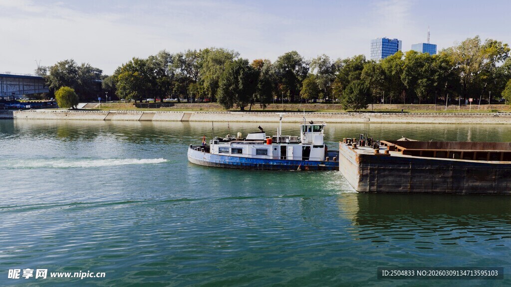 河上行驶的观光小船