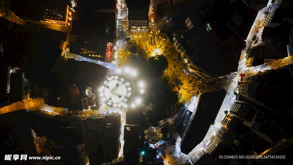 璀璨灯光下的舞台表演场景