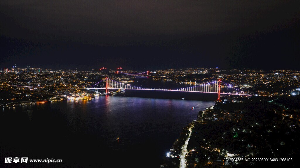 城市夜景中的璀璨桥梁