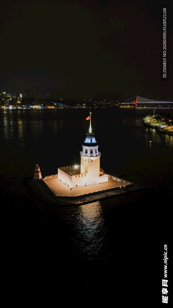 夜晚湖畔灯塔景观