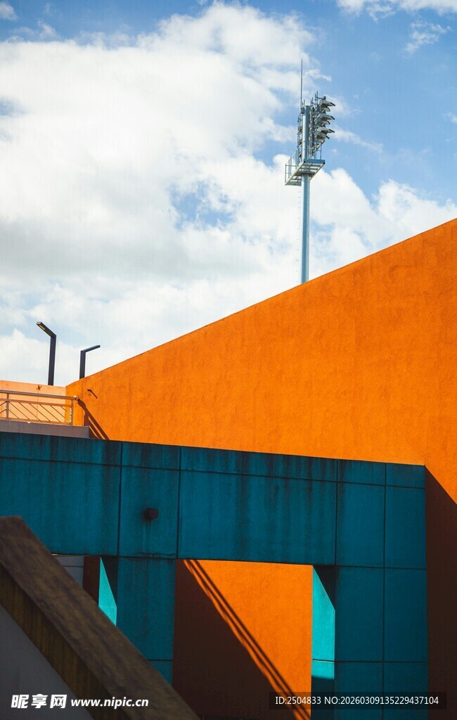 橙色建筑与蓝天景观