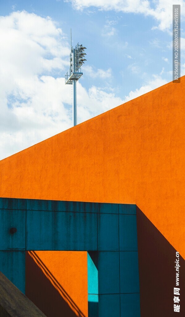 橙色建筑与蓝天的独特景致