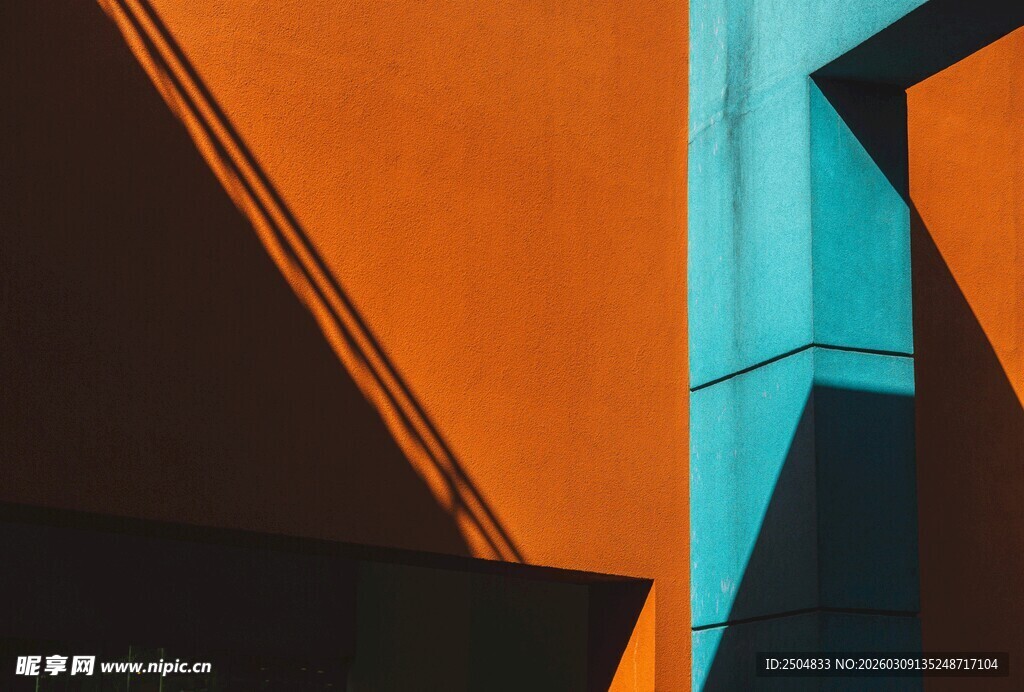 色彩鲜明的建筑墙面一角