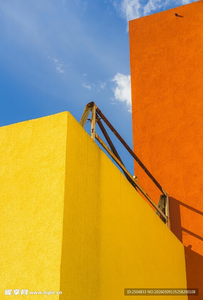 多彩建筑外墙与蓝天