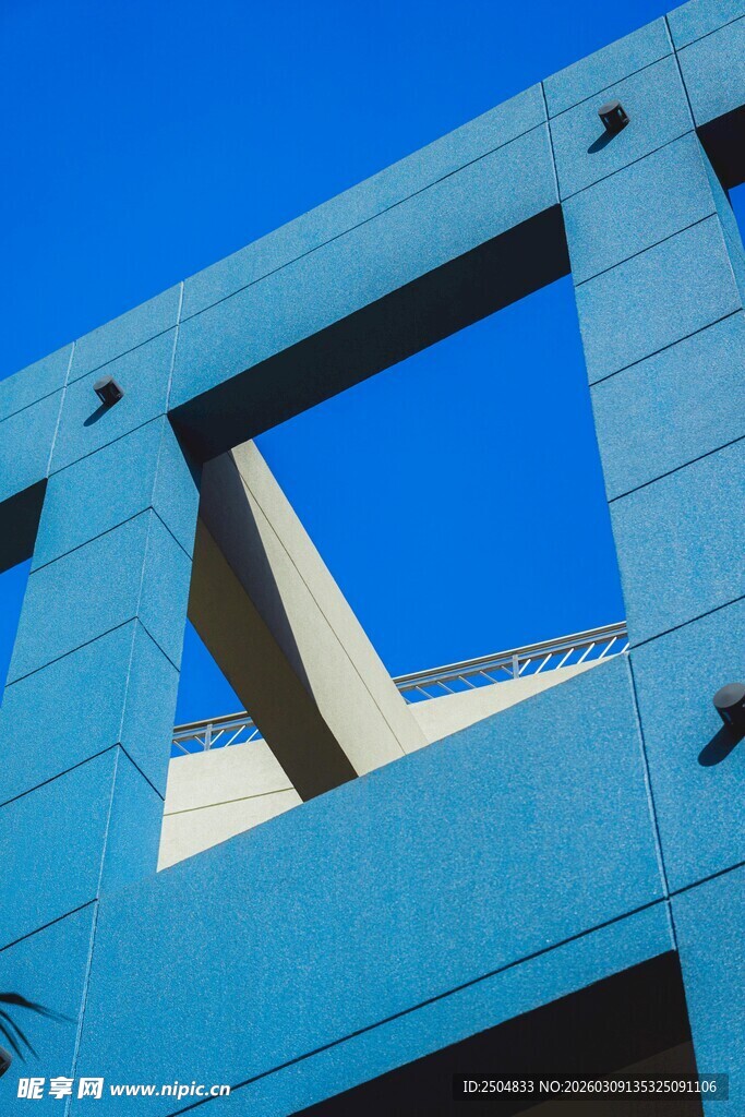 蓝色建筑独特几何结构