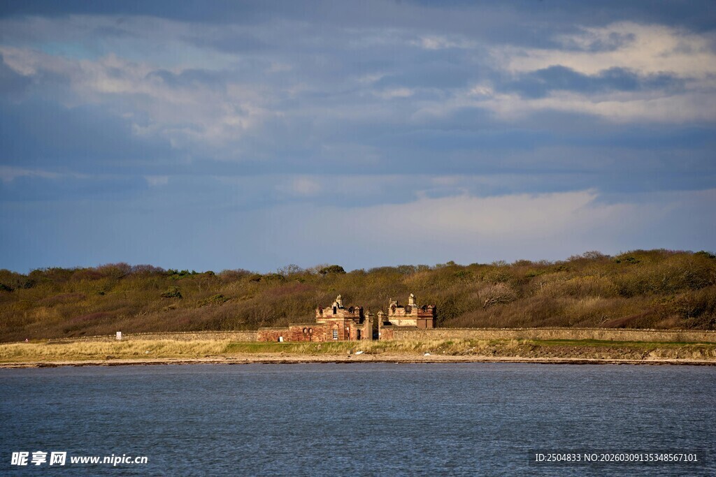 湖畔远观古老建筑景观