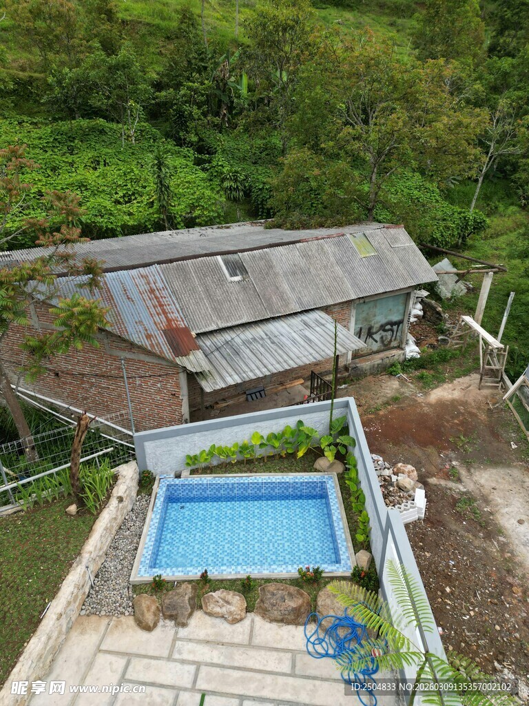 山间小屋旁的蓝色泳池