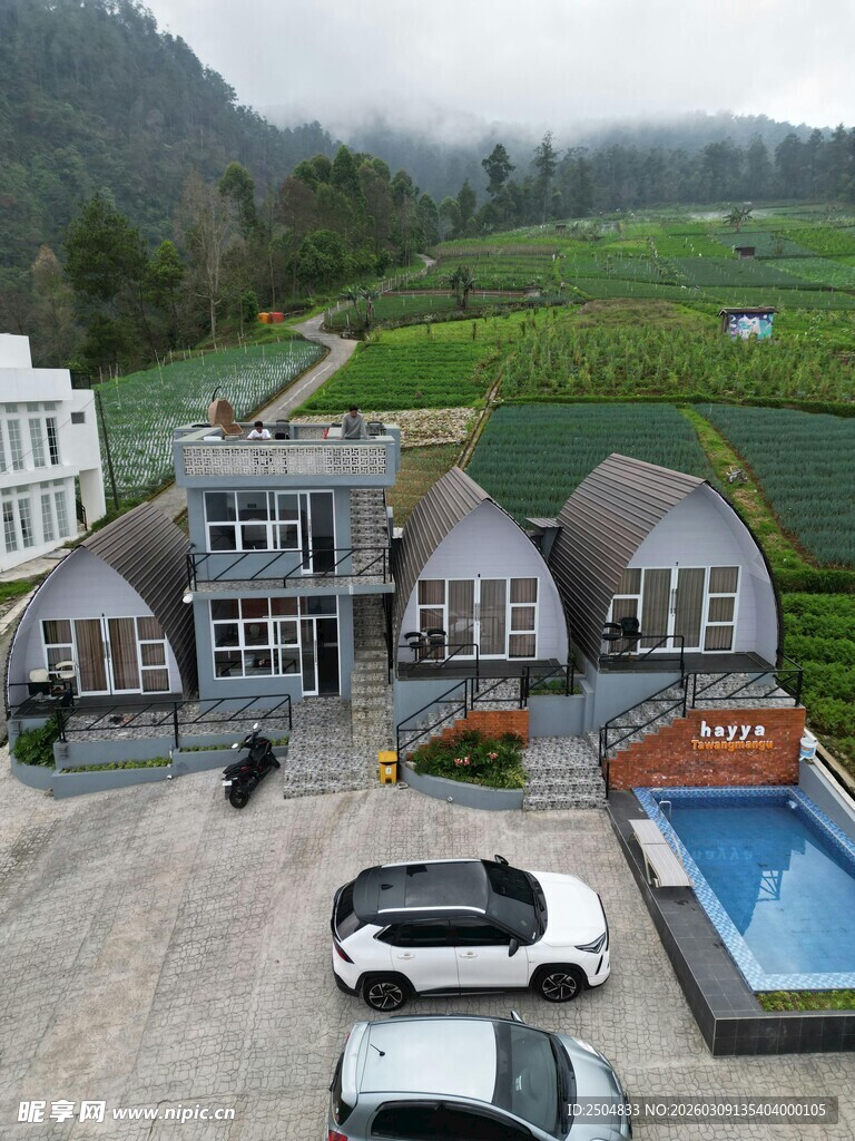 山 度假屋与泳池景观