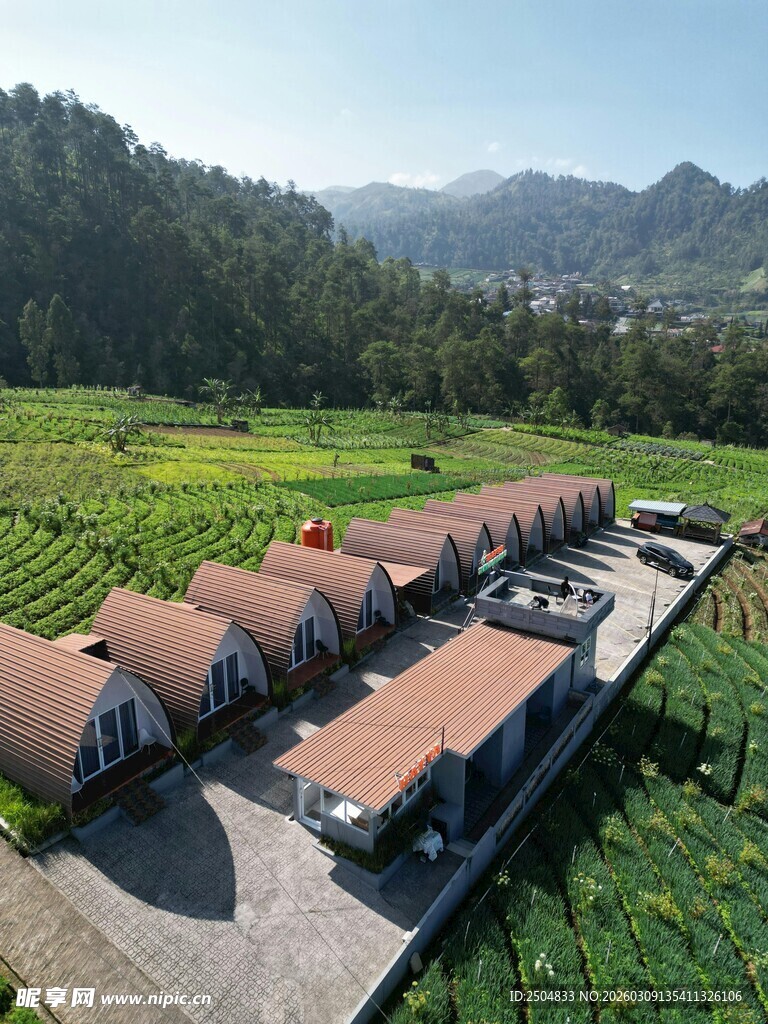 田园风光中的特色建筑群