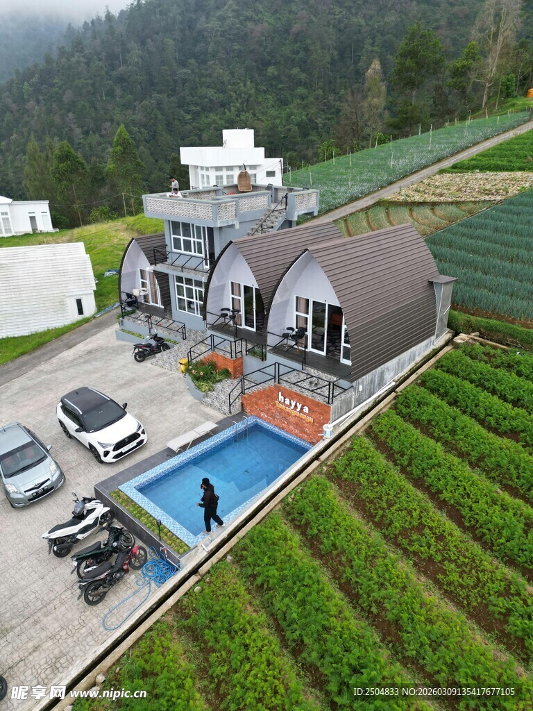 山间别墅泳池与田园风光