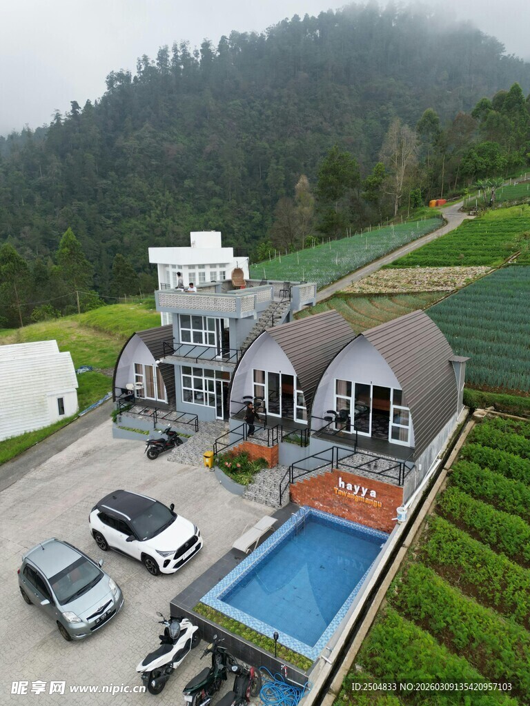 山间现代别墅与泳池景观