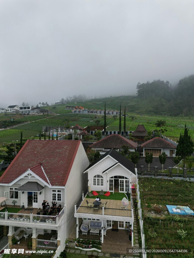 山间雾中错落有致的 居