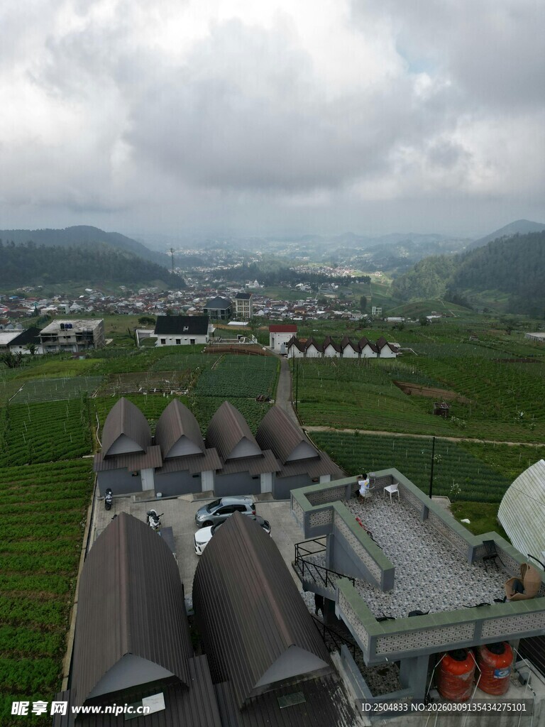 俯瞰山间设施与广袤绿野