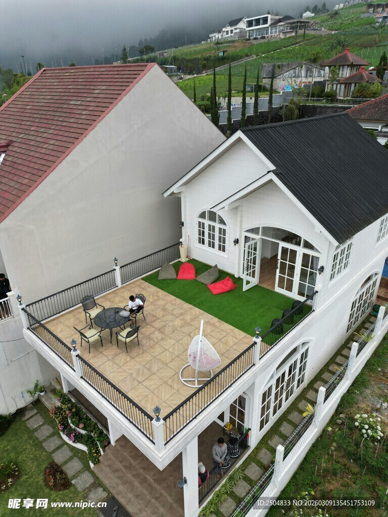 现代简约风别墅户外露台