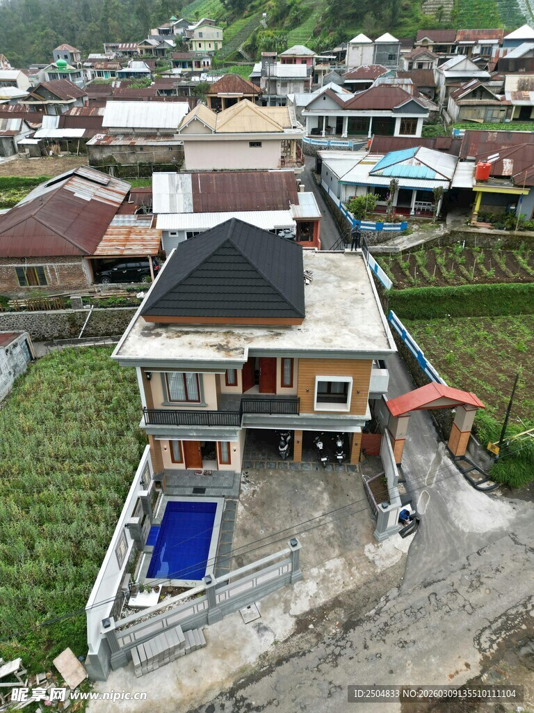 乡村独栋别墅带户外泳池