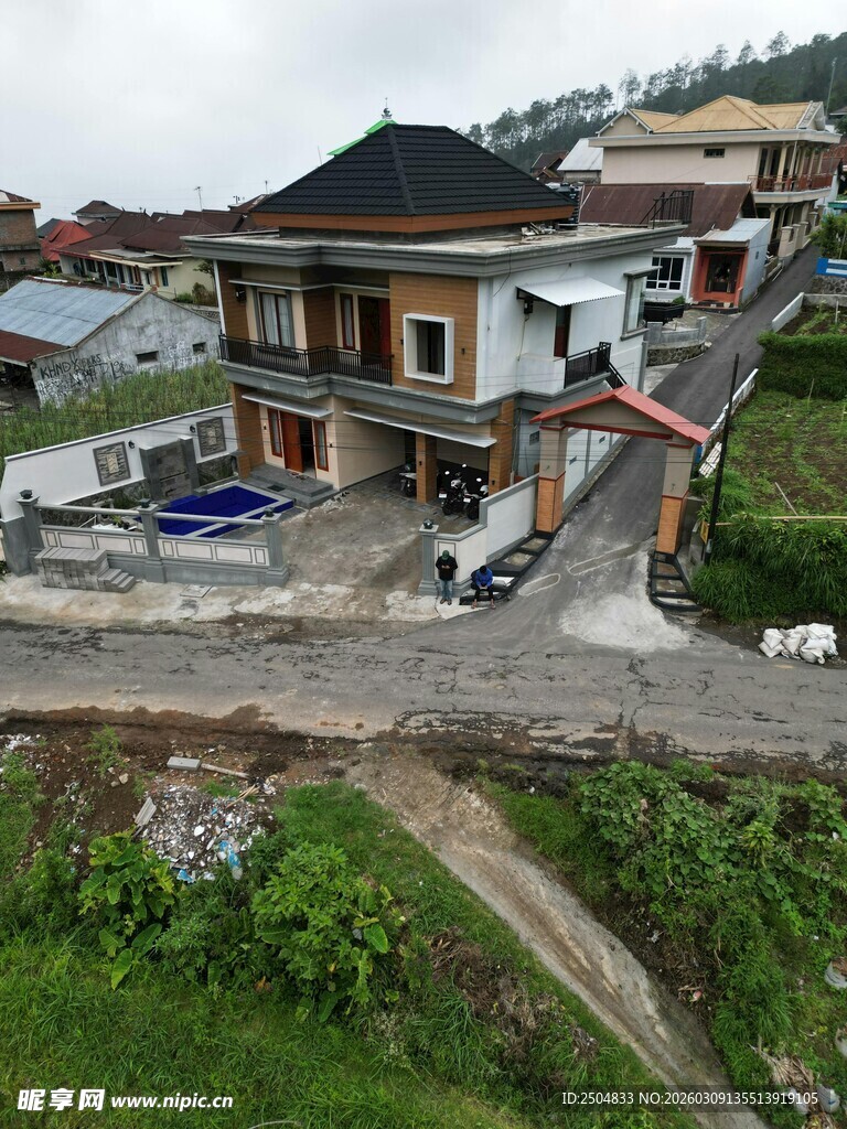 乡村两层住宅及周边景象