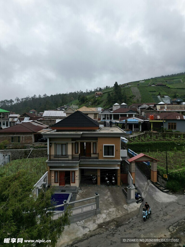 乡村在建的特色两层 居