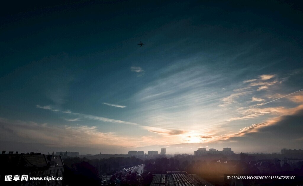 日落时分城市天际线美景