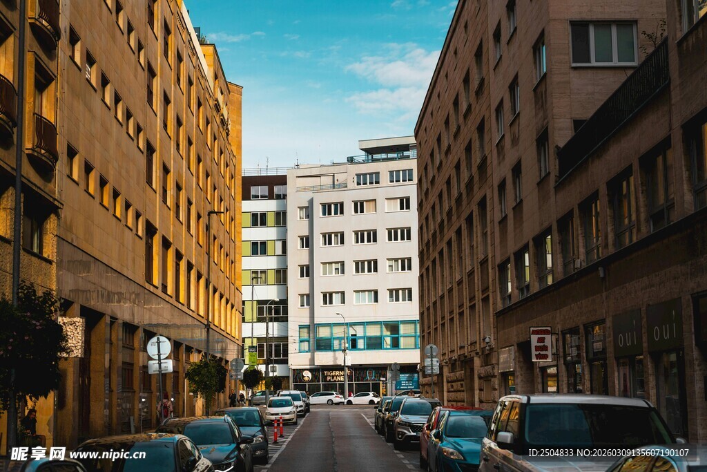 城市街道两旁建筑与车辆