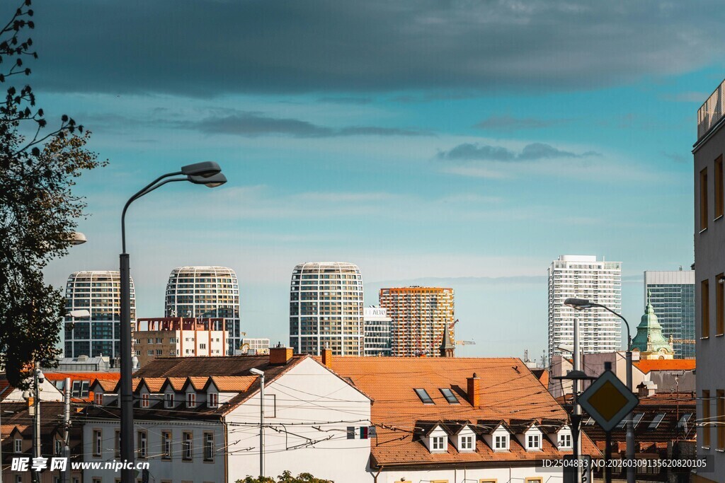 城市天际线与多彩建筑