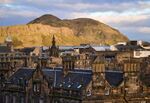 爱丁堡城市与远山景观