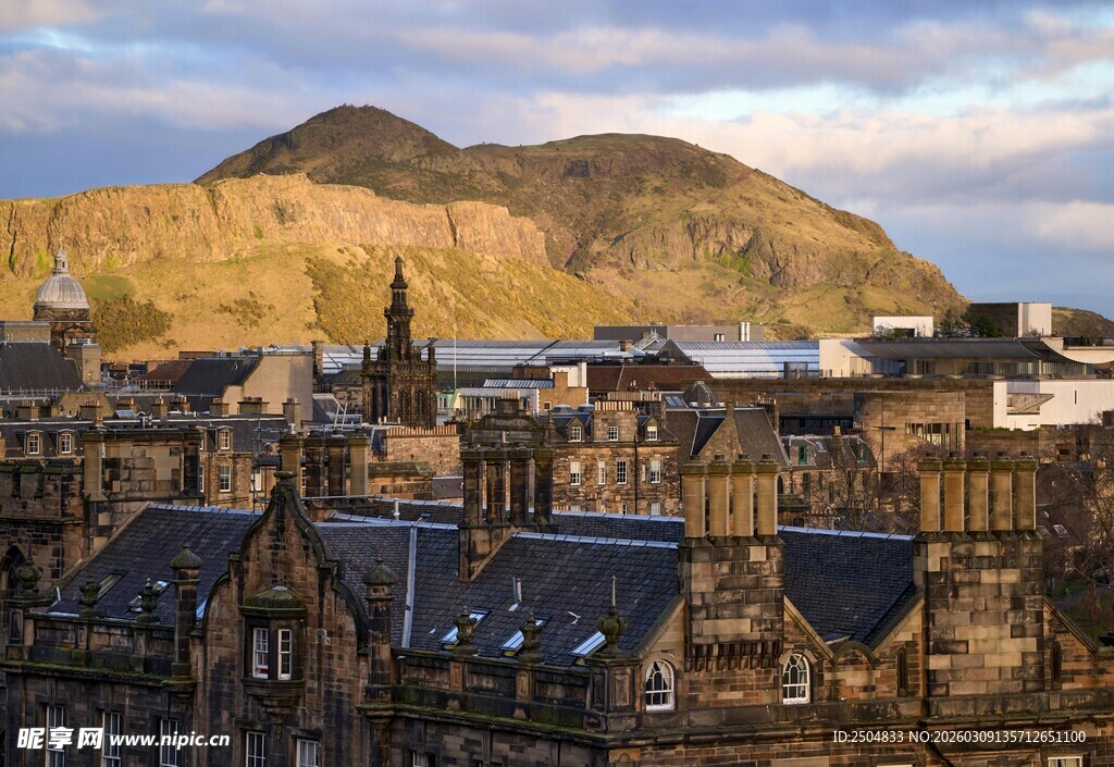 爱丁堡城市与远山景观