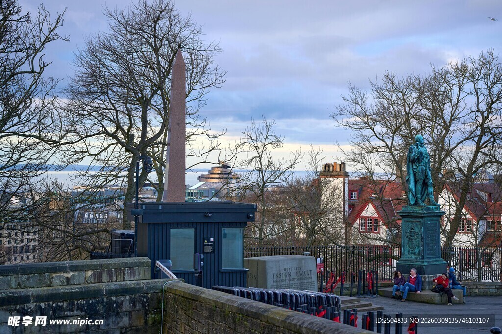 城市街道旁的雕像与建筑