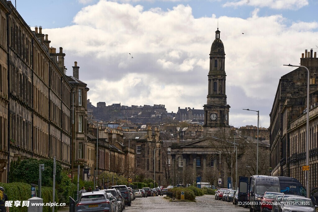 古老街道与高耸尖塔景观