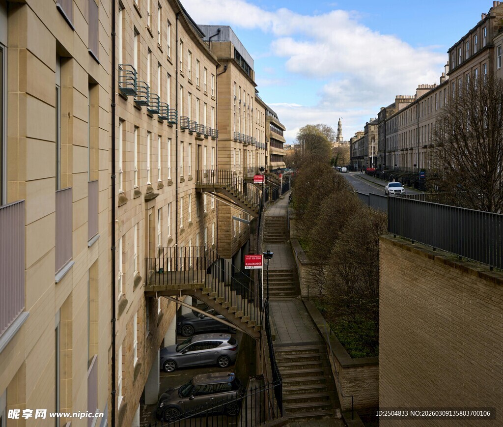 城市中狭窄街道与建筑景观