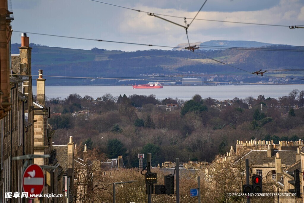 城市远景中的吊车与建筑