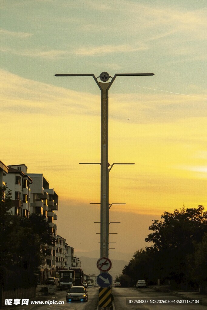 黄昏下路旁的高耸路灯
