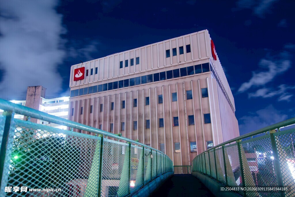 夜晚中的办公楼