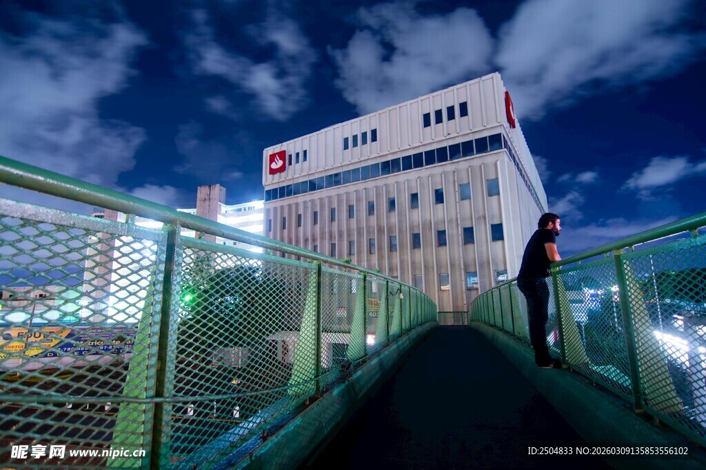 夜晚天桥上的孤独身影