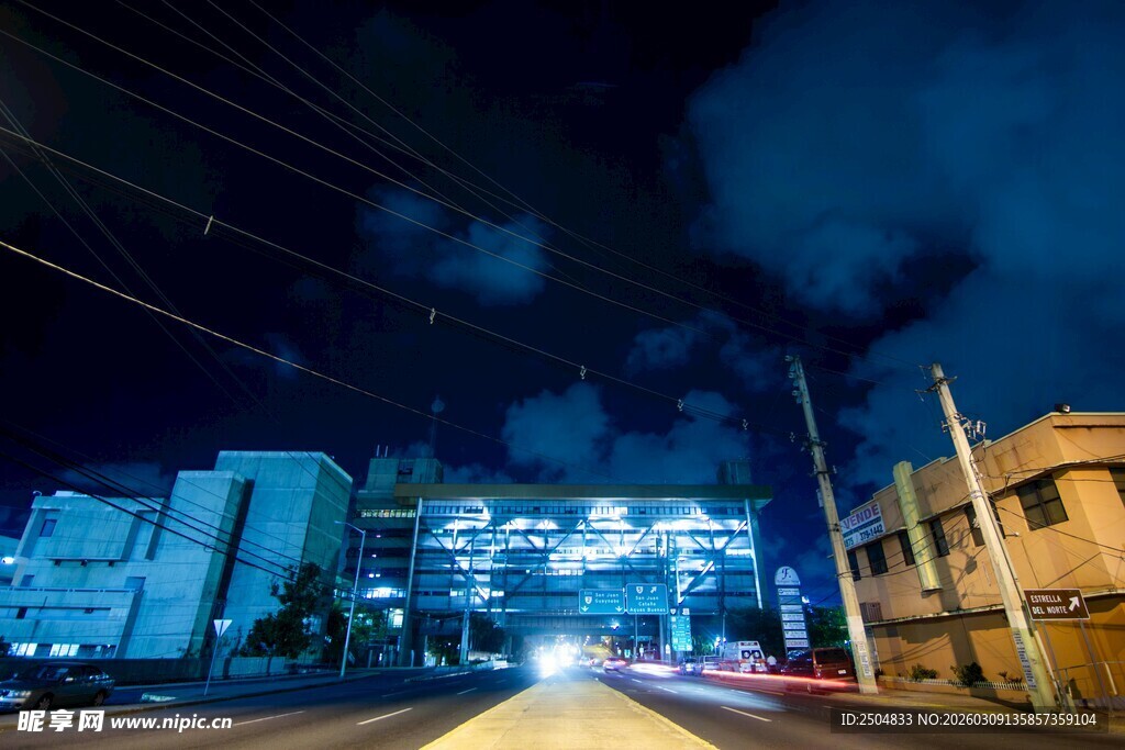 城市夜景中的街道与建筑